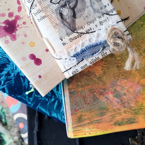 art-journal-stapel-von-oben Art Journal Buchstapel von oben